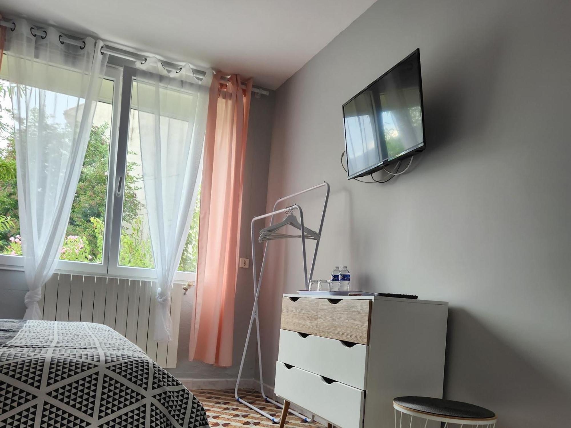 Les Belles Nuits Bed & Breakfast Le Bousquet-d'Orb Екстериор снимка